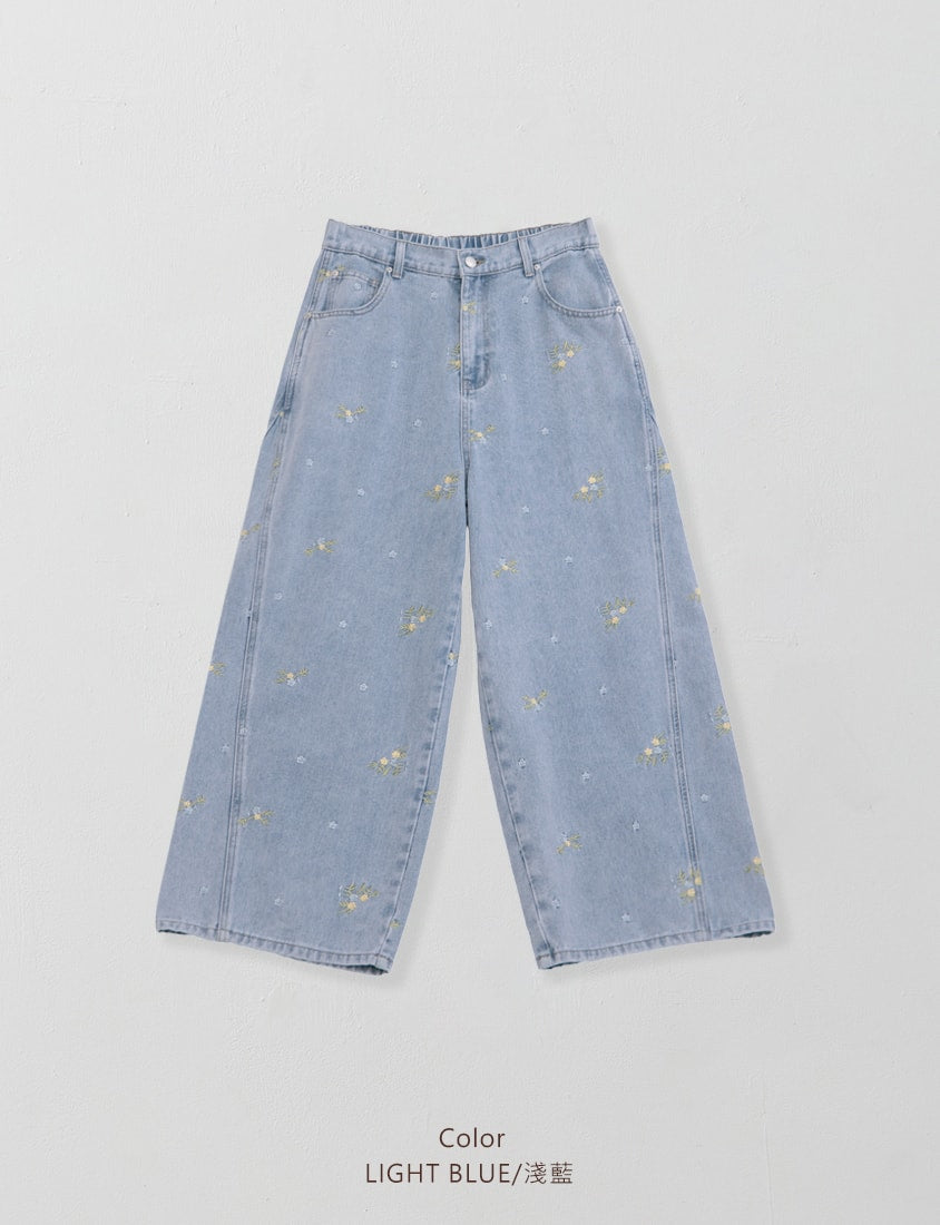 Sweet Floral Embroidery Plus Size Tapered Jeans