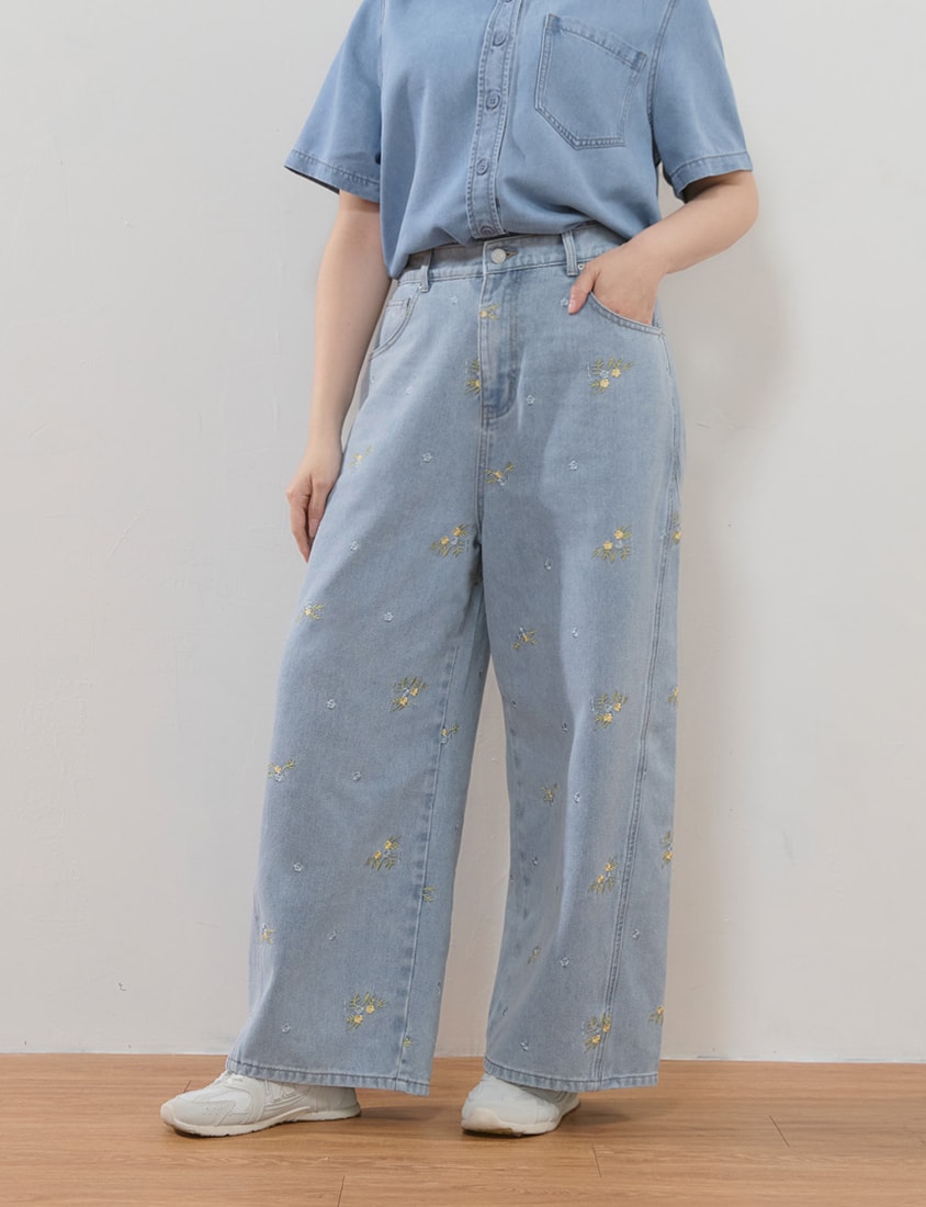 Sweet Floral Embroidery Plus Size Tapered Jeans