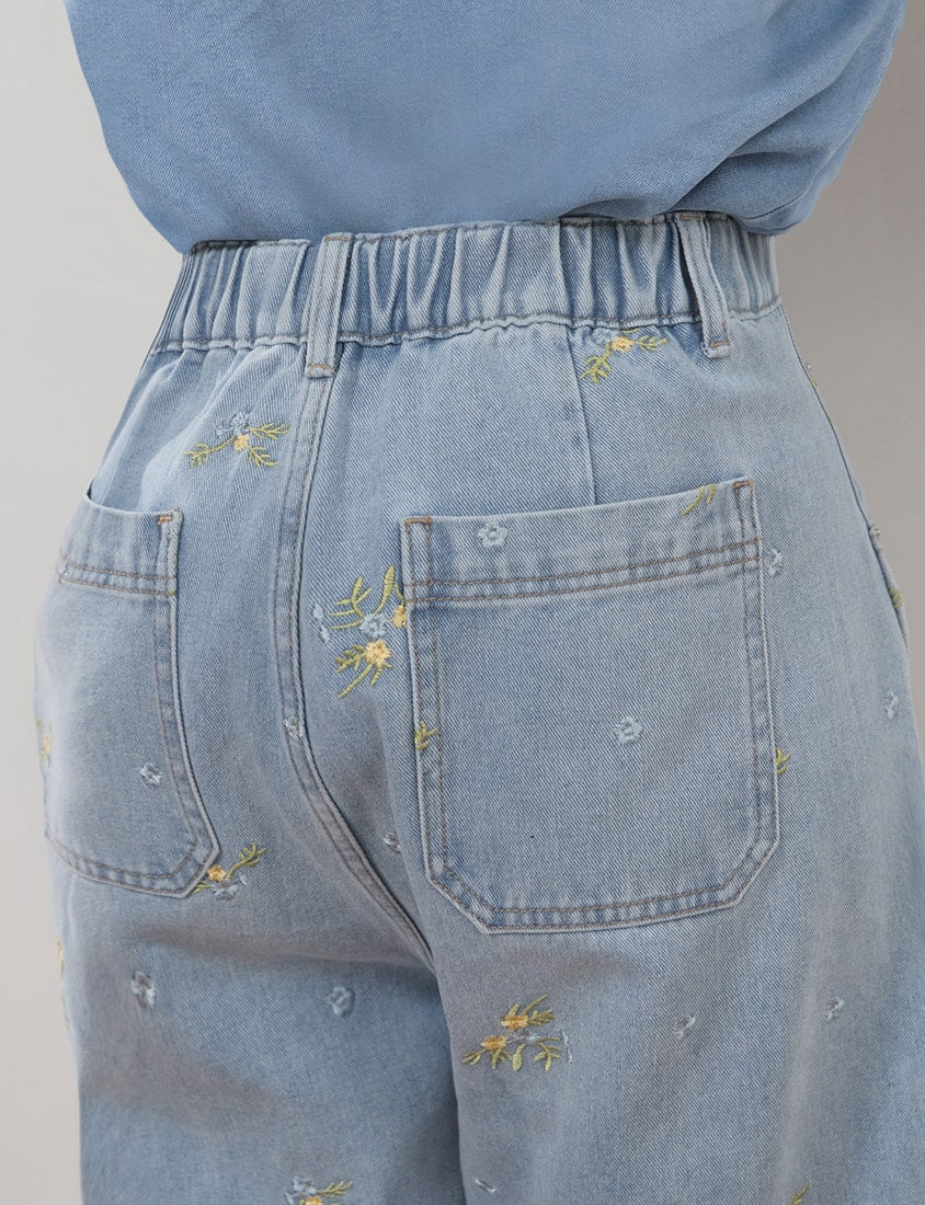 Sweet Floral Embroidery Plus Size Tapered Jeans