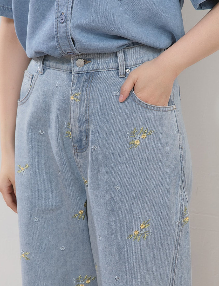 Sweet Floral Embroidery Plus Size Tapered Jeans